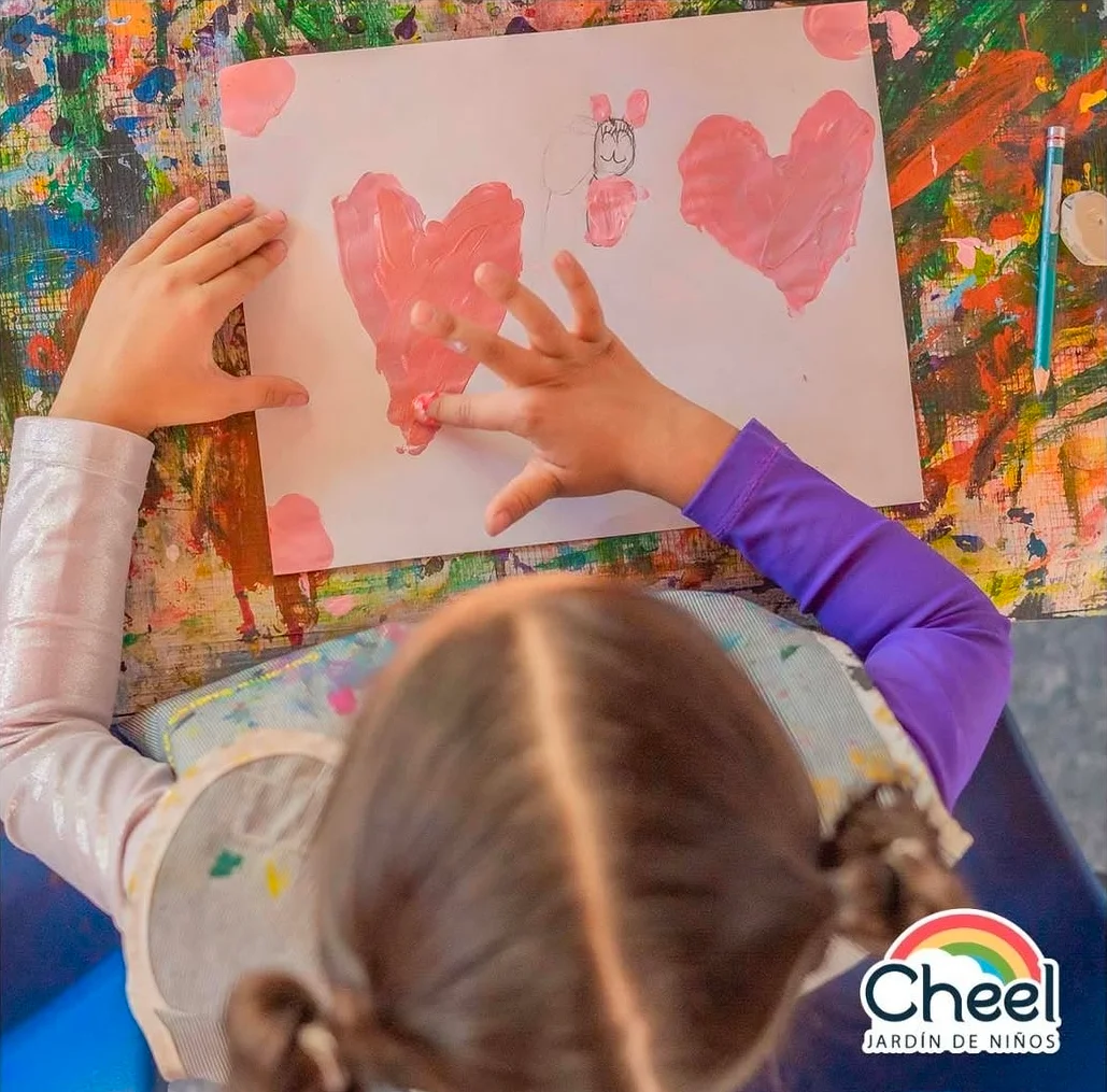 Niños aprendiendo con metodología constructivista en Kínder Cheel Zapopan